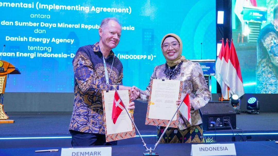 Officials from Indonesia's Ministry of Energy and Mineral Resources and the Danish Energy Agency shake hands after signing the INDODEPP II implementing agreement