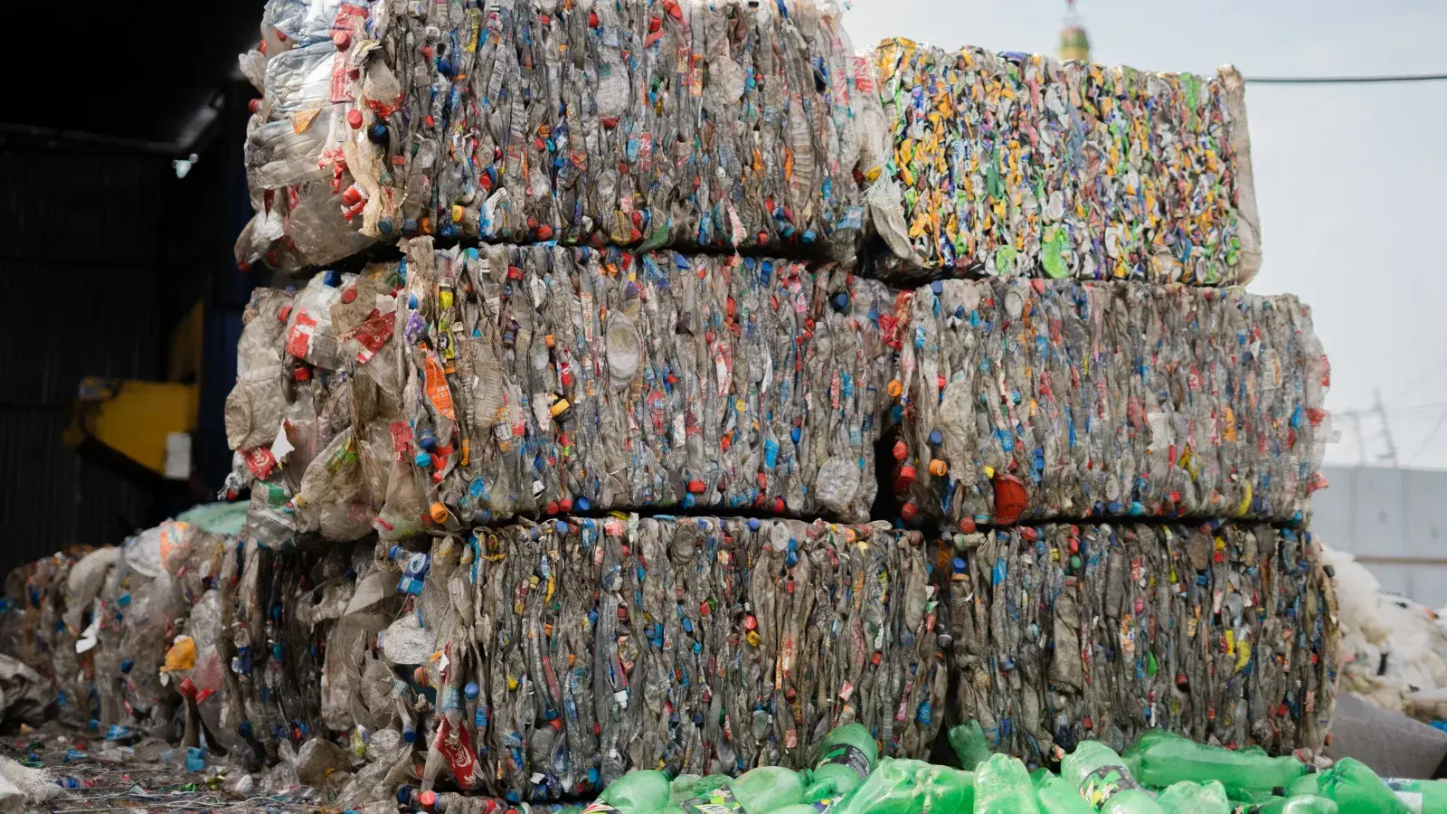 Petugas dinas lingkungan hidup dan relawan lingkungan mengunjungi rumah di sebuah gang rindang di Jakarta Selatan, menunjukkan kepada warga cara memisahkan sampah dapur ke dalam tong hijau dan sampah kering yang dapat didaur ulang ke dalam kantong kuning